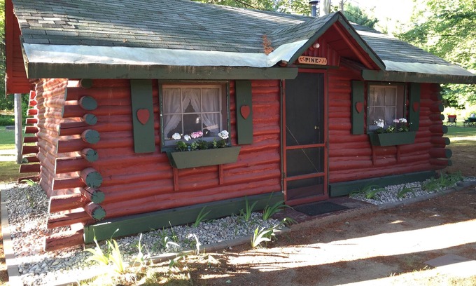 Grawn Cabin | Pine · Ellis Lake Resort - Pine Log Cabin-Interlochen/Traverse City