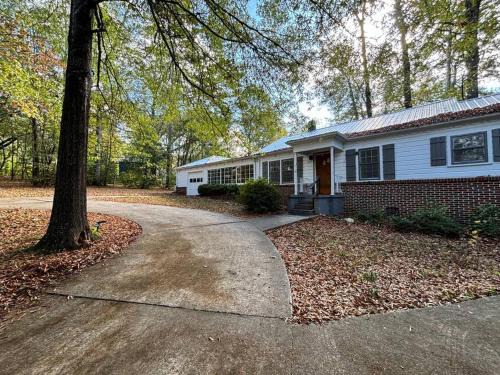 New Castle House | Pine Haven Getaway -Crib, Pets Welcome, Perfect for Families & Groups