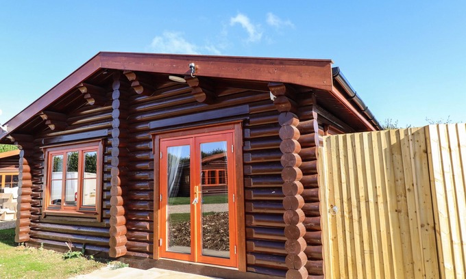 Castle Bytham Cottage | PINE LODGE, family friendly, with pool in Greetham, Rutland