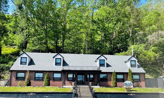 Fourmile Hotel | Pine Mountain Inn - Minutes from the Laurel Cove and Bell Theatre music venues!