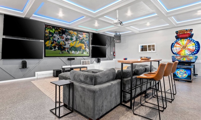 Green Bay House | Pine Terrace/Hot Tub/Entertainment Garage/6bdrm