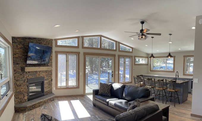 Pine Cabin | Pinecone Lodge minutes from legendary Red Rocks and Wedding venues