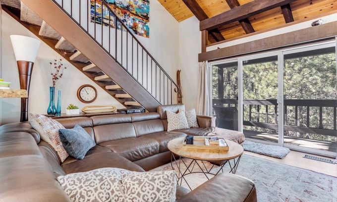 Lake Forest Cabin | Pinegrove by Avantstay Beautiful Villas Condo Just Outside Tahoe City!