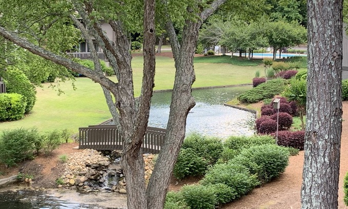Pinehurst Condo | Pinehurst 2BR 2B Condo on lake, seasonal pool, just 1.5 mi to Pinehurst Resort