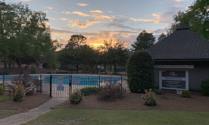 Pinehurst Condo | Pinehurst 3BR/2B Condo on lake w/seasonal pool, just 1.5 mi to Pinehurst Resort