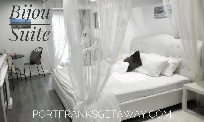 Port Franks Bed & Breakfast | Pinery Bijou Suite
