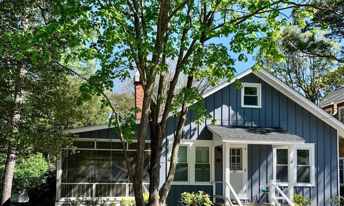The Pines House | Pines Cottage~ Half Block to Beach ~ 5 Bedrooms ~ Sleeps 10 ~ Huge Porch & Patio