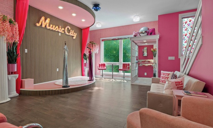 Nashville Apartment | Pink Honky-Tonk – Nashville’s ultimate Barbiecore getaway!