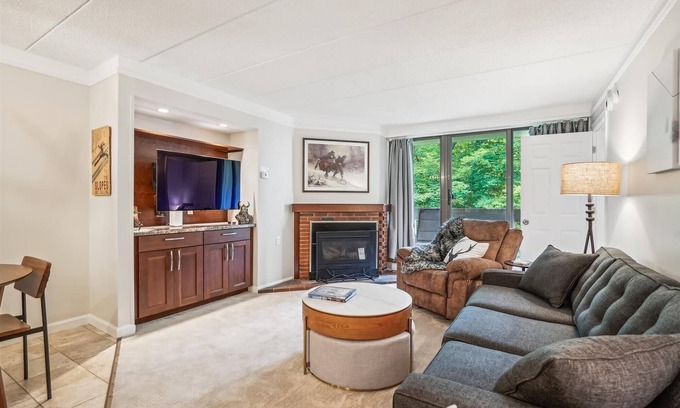 Killington Condo | Pinnacle B10 lovely 2 bedroom, 2 bath with shuttle to the slopes 7 days a week. The outdoor pool, hot tub, and, tennis courts are open during summer only.