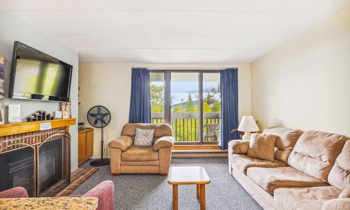 Killington Condo | Pinnacle F11, cozy 1 bedroom, 1 bath offering shuttle to the slopes everyday of the week. The outdoor pool, hot tub, and, tennis courts are open during summer only.