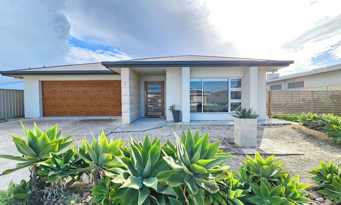Waterhouse House | Pitts Villa - Pets Welcome - Outside Only. Large, spacious and modern.