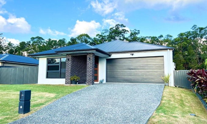 Landsborough House | Plantation Retreat 4 Bedroom Modern Home