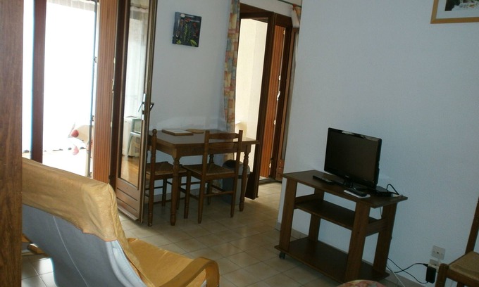 Amelie-les-Bains-Palalda Apartment | Pleasant studio with enclosed terrace in the heart of the city