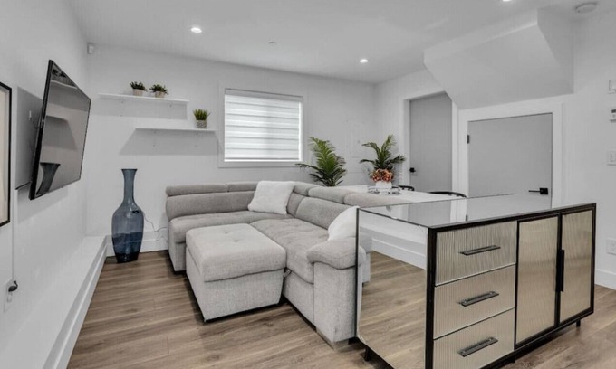 Sunset House | Pleasant 1-Bedroom Laneway Home