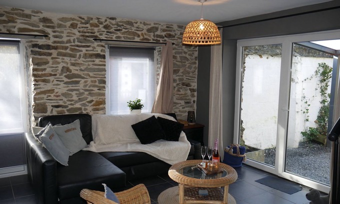 Burdinne House | Pleasant Holiday Home in Burdinne with Hot Tub