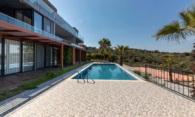 Meselik Apartment | Pleasant Home with Shared Pool in Bodrum
