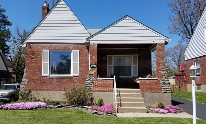 Roselawn Finance House | Pleasant Ridge - 8 miles from downtown Cincinnati in a walking neighborhood