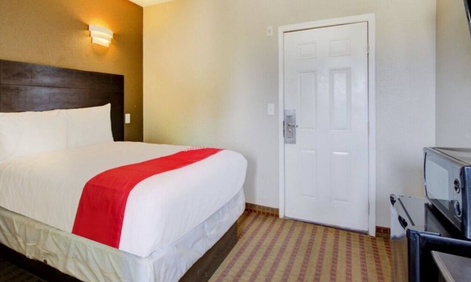 Dilley House | Pleasant Stay, Convenient Location Near Leona River! Free Onsite Parking!
