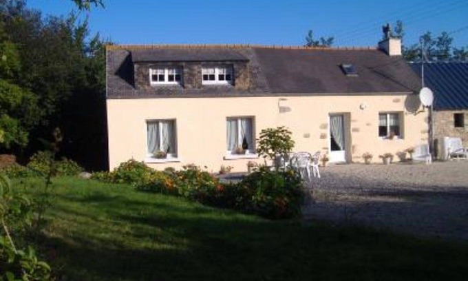 Plounevez-Lochrist Cottage | Plounevez Lochrist: South facing house 800m from the sea accessible on foot