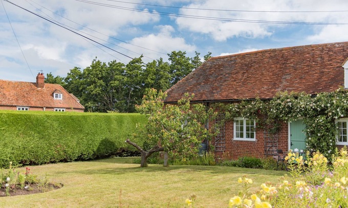 Dargate Cottage | Plum Pudding Cottage by Bloom Stays - sleeps 2 guests in 1 bedroom