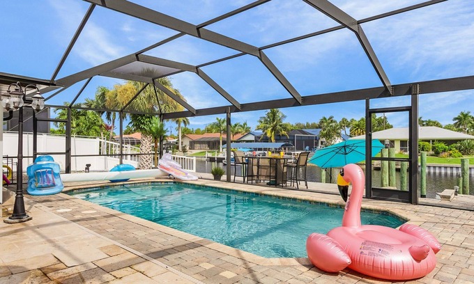 Caloosahatchee House | Plunge into Joy & Canal Charm - Funscape Canal
