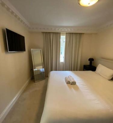 Mortlake Apartment | Plush apartment, near station & river
