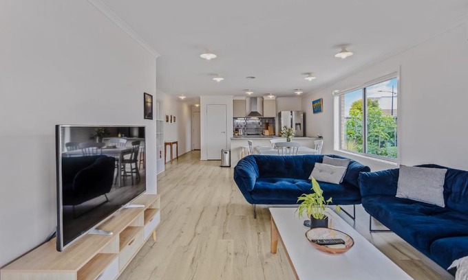 Torquay House | Poa Place - Sleeps 6 - Pet Friendly
