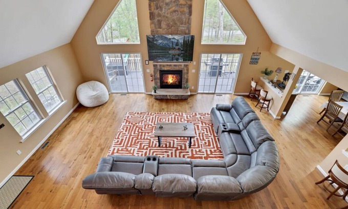 Lackawaxen House | Poconos Masthope 6BR Home Ski Big Bear - Lake Pool