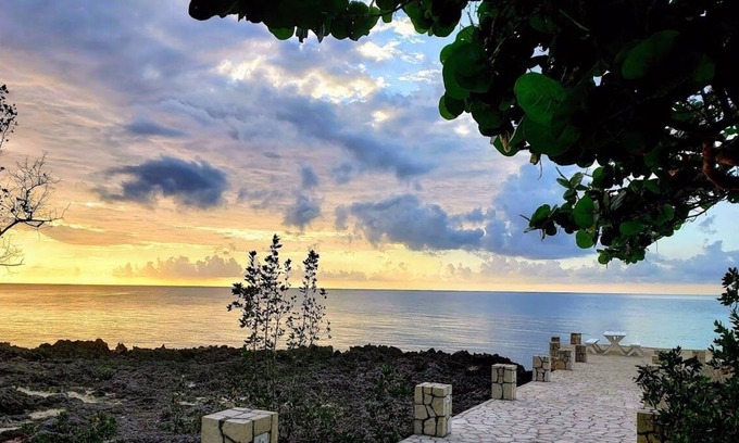 Orange Bay Villa | Poetreef Villa - Waterfront Cut Stone Luxury