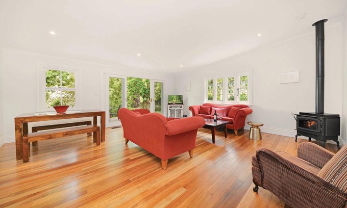 Wentworth Falls House | Poets Cottage Fireplace Spa Bath Scenic Treks Pet Friendly