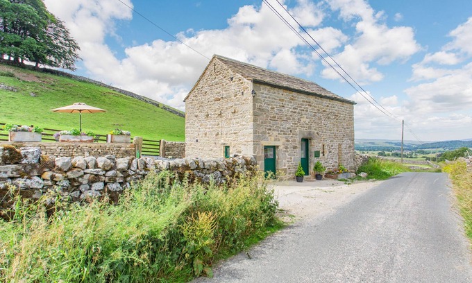 Skipton House | POGLES WOOD COTTAGE, pet friendly, with a garden in Grassington