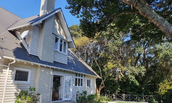 New Plymouth House | Pohutukawa House - New Plymouth Holiday Home