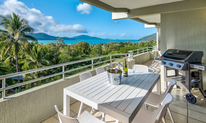 Hamilton Island Apartment | Poinciana Lodge 102, Seaview Apartment on Hamilton Island