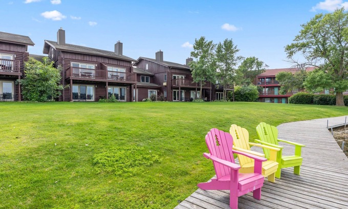 Breezy Point Condo | Point Condos 2BR w/Lake Views & Fireplace