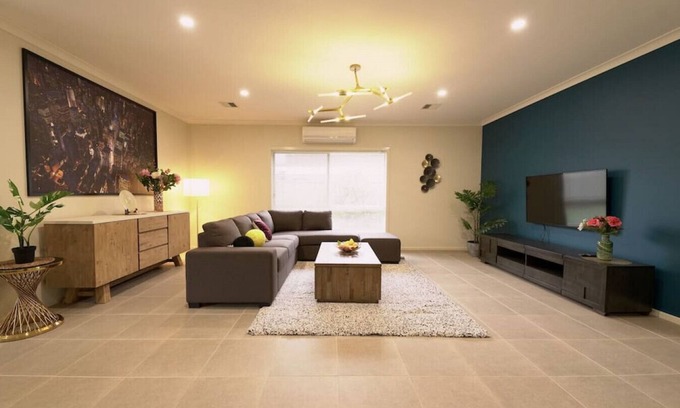 Point Cook House | Point Cook 6 BRM 4-Bathroom House for Big Group