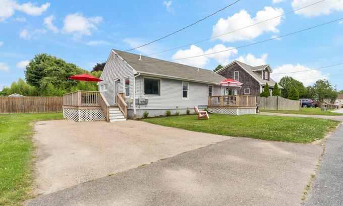Narragansett House | Point Judith Cottage near Scarborough Beach