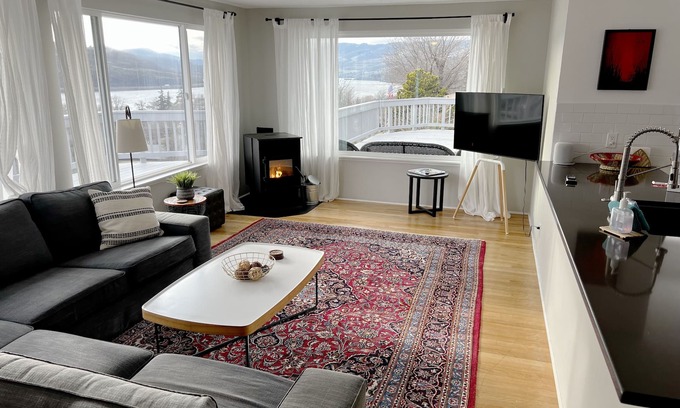 Lyle House | Point Lyle, River Views, Pellet Stove, Scenic!