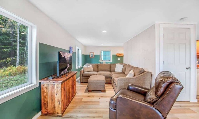 Ellsworth House | Pointe Branch Lake-New!