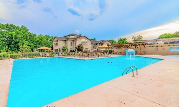Table Rock Condo | Pointe Royale walk-in,King Bed-Rain Shower-Golf Course View-Pool-Jacuzzi
