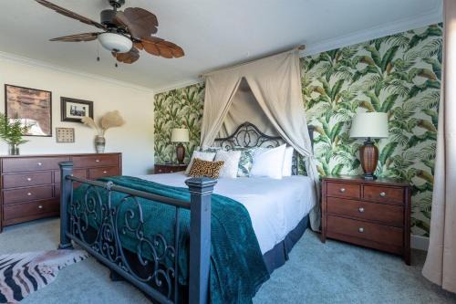 North Clairemont House | Poker and Golf Club, Stream movies & Sports