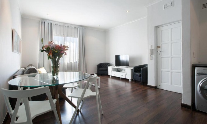 Cape Town City Centre Apartment | Polana Court 12 by CTHA