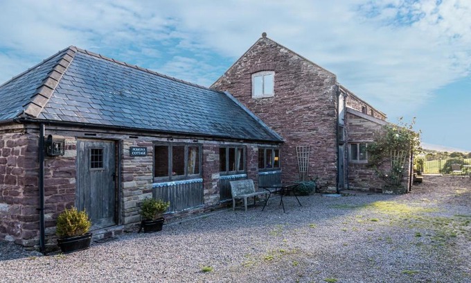 Ewyas Harold Apartment | Pomona Cottage at Old King Street Llama Farm