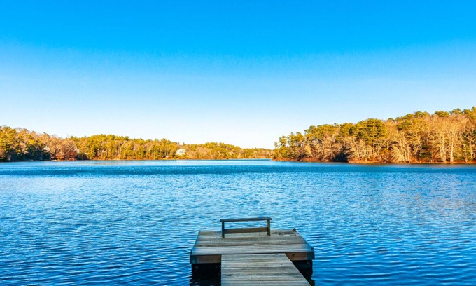 Sandwich House | Pond Front Property, Private Beach Access, Sauna and Jacuzzi Tub
