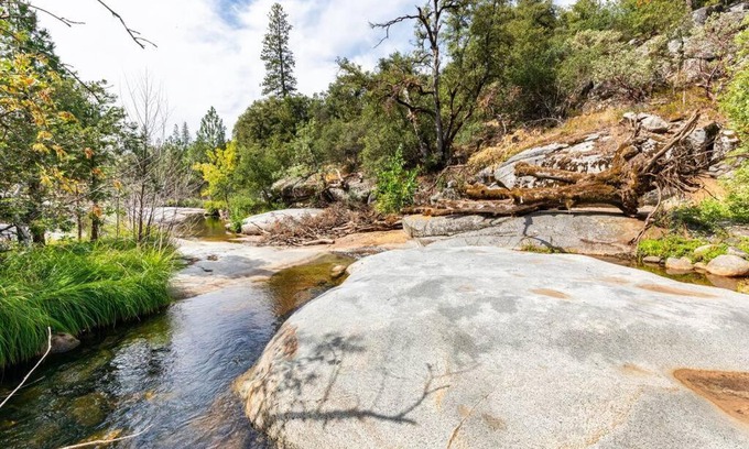 Mariposa House | Ponderosa Creekside Retreat