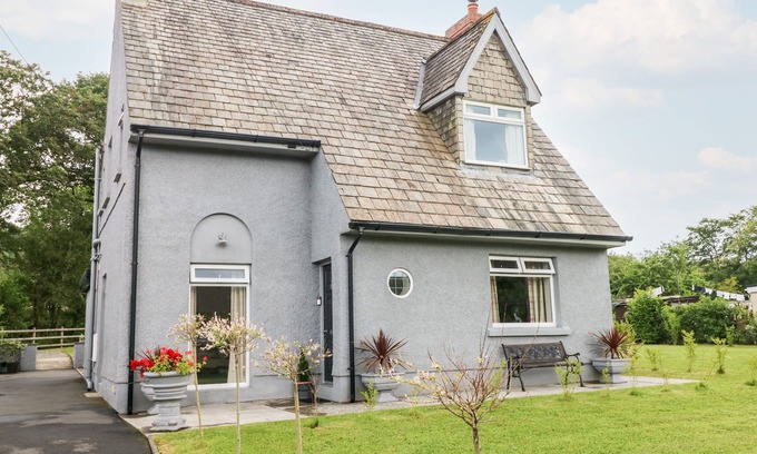 Ammanford Cottage | PONDFIELD GATE, family friendly, character holiday cottage in Cwmgors