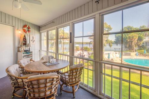 Welaka Apartment | Pool Access and Lanai Riverfront Welaka Condo!