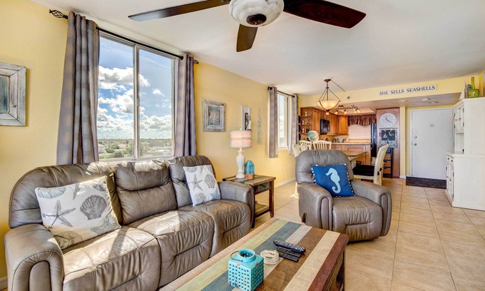 Hudson Condo | Pool Access: Waterfront Hudson Condo!