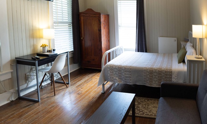Oaks Historic District Apartment | Pool Cottage in Historic Old Town Beaumont