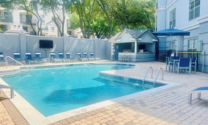 Turtle Creek Apartment | Pool, Grills, Hammocks, Ping Pong, Free Trolley to Downtown Dallas