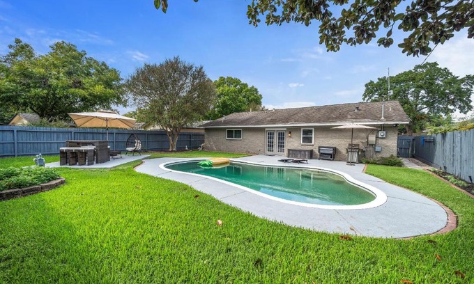 Garden Oaks House | Pool Home Nr Heights, Dt Games Wifi Bbq Yard